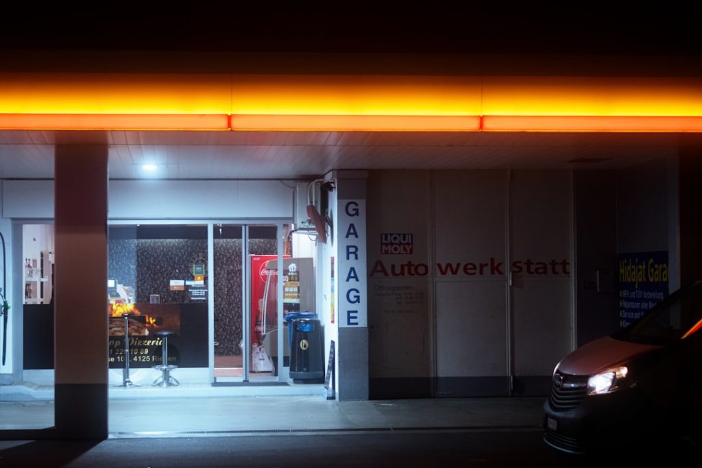 Photo car dealership advertising